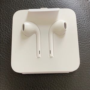 APPLE earbuds BRAND NEW, NEVER OPENED
